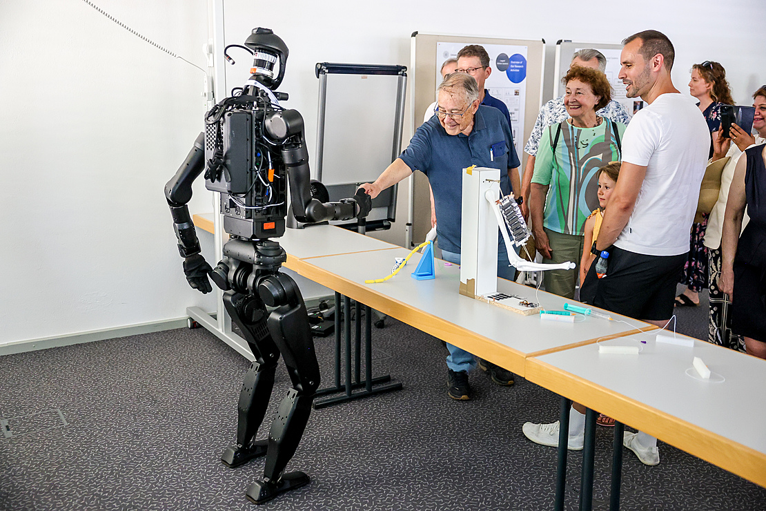 Human-robot interaction. Photo: Universität Stuttgart/Uli Regenscheit